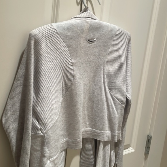 Lululemon women’s size 4 light grey cardigan shawl - Picture 2 of 8